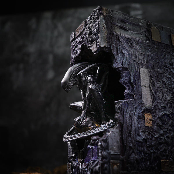 Alien Xenomorph Book Nook