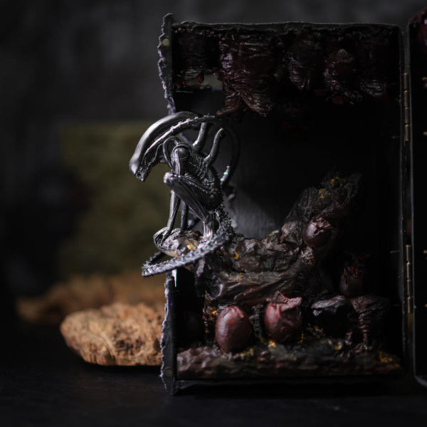 Alien Xenomorph Book Nook