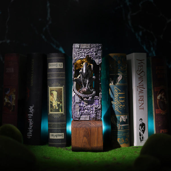 Alien Xenomorph Book Nook