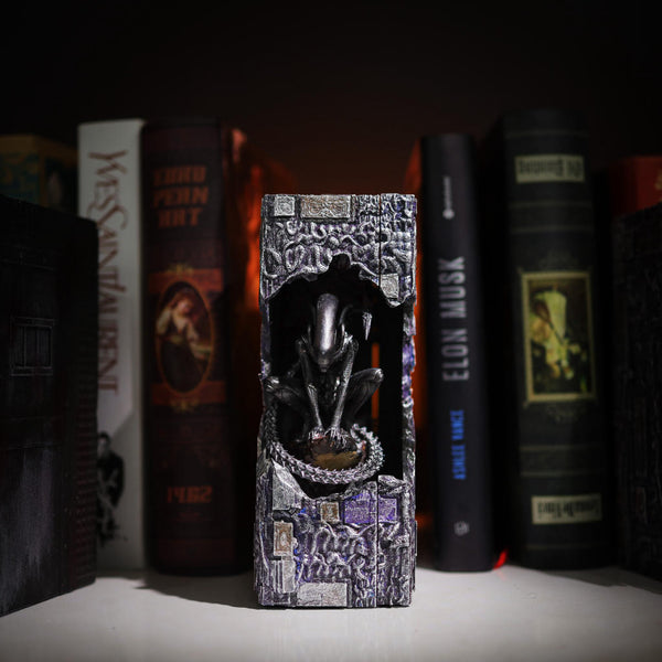 Alien Xenomorph Book Nook