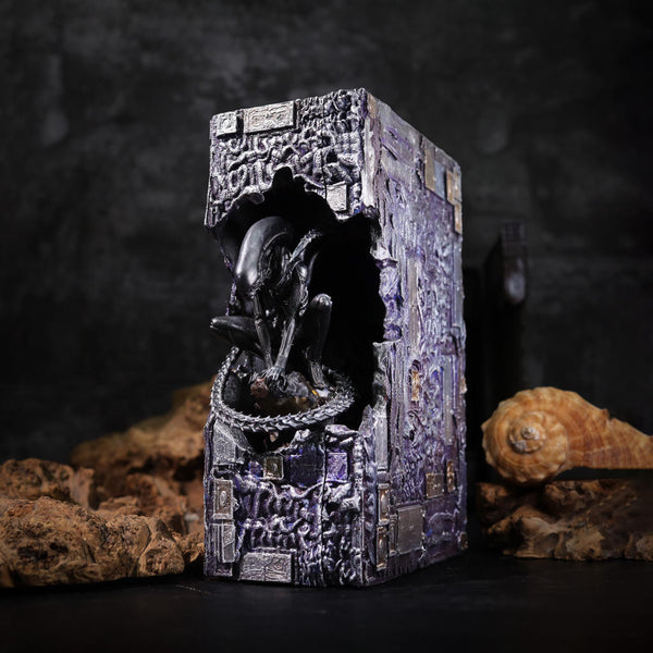 Alien Xenomorph Book Nook